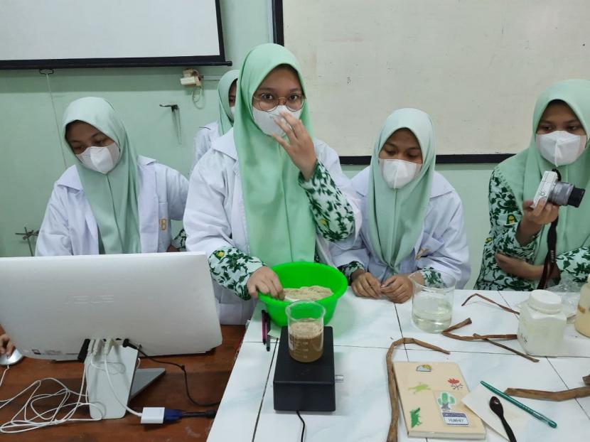 Dua tim santri Pondok Pesantren Modern Islam (PPMI) Assalaam mendapatkan medali emas dan perak dalam kompetesi World Invention Competition and Exhibition (WICE) yang diselenggarakan oleh Indonesian Young Scientist Association berkolaborasi dengan SEGi College, Subang Jaya, Malaysia. 