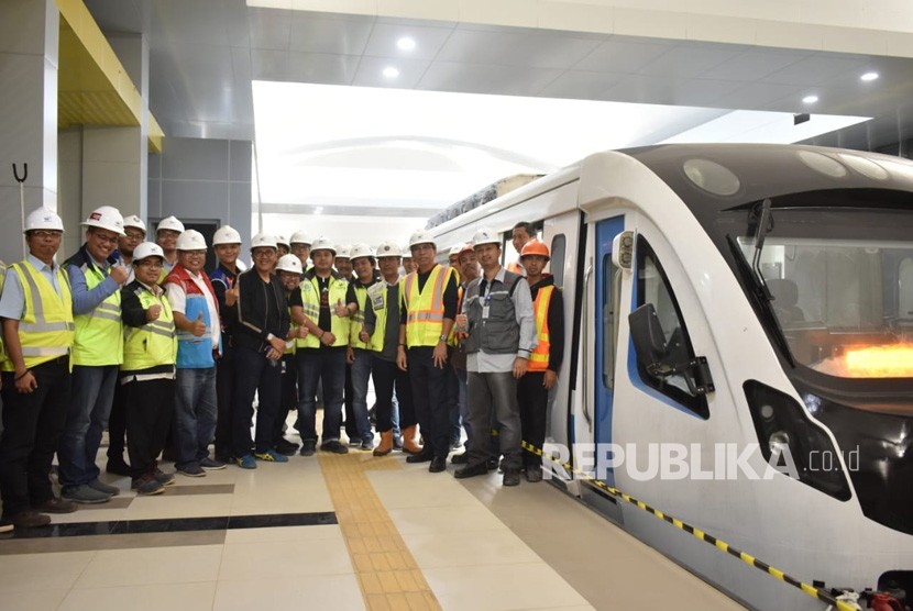 Dua trainset LRT Sumsel yang sukses melaksanakan uji coba dinamis pada Rabru (4/7) saat berada di stasiun bandar udara Sultan Mahmud Badaruddin (Bandara SMB) II bersama anggota tim yang melaksanakan uji coba dinamis dengan menempuh jarak 23,4 km dari Depo Jakabaring. 