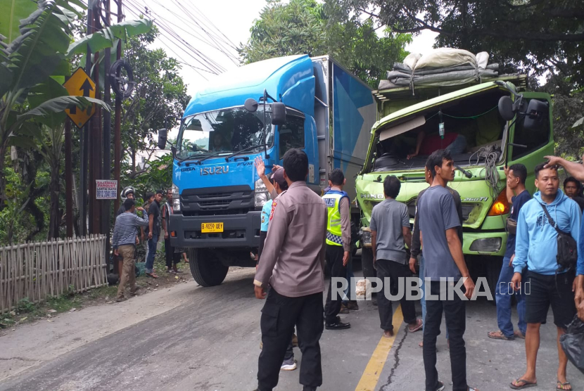 Dua Truk Terlibat Tabrakan di Jalan Raya Bandung-Cianjur, tepatnya di Kampung Cisaladah RT 04/10 Desa Gunungmasigit, Kecamatan Cipatat, Kabupaten Bandung Barat (KBB), Jawa Barat pada Senin (3/2/2025)