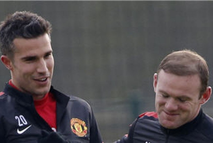 Dua ujung tombak Manchester United, Robin Van Persie (kiri) dan Wayne Rooney, bercanda dalam sesi latihan di Kompleks Carrington, Manchester, Selasa (12/2) jelang laga Liga Champions lawan Real Madrid. 