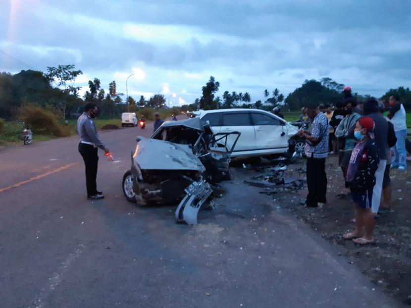 Dua unit kendaraan mengalami kecelakaan di Jalan Mangin, Kelurahan Cipari, Kecamatan Mangkubumi, Kota Tasikmalaya, Selasa (15/12).