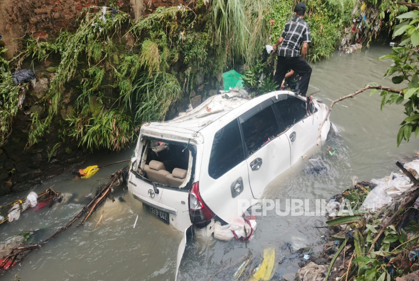 Dua Mobil Hanyut Terseret Arus Usai Tembok Rumah Pemukiman Jebol di Bandung