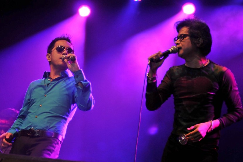 Dua vokalis kelompok musik Java Jive, Fathur (kiri) dan Danny (kanan) beraksi didepan pengemar dalam konser 