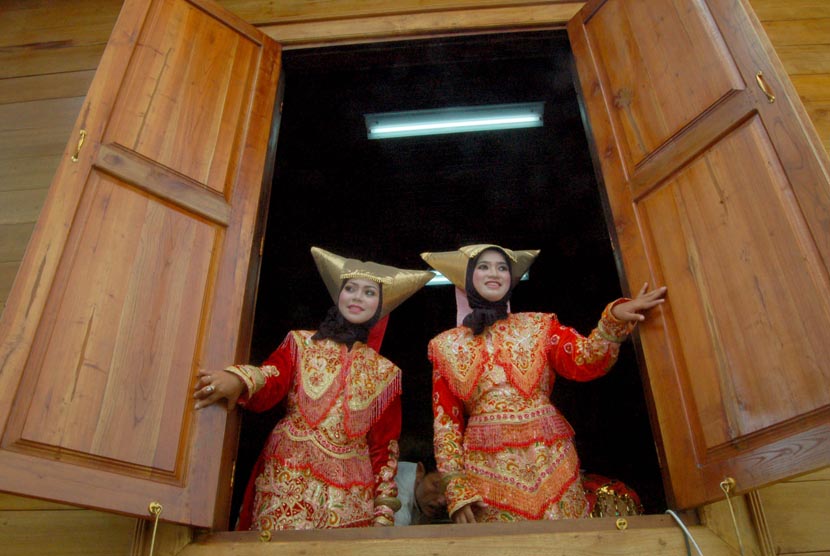   Dua wanita berpakaian adat Minangkabau.  (ilustrasi)