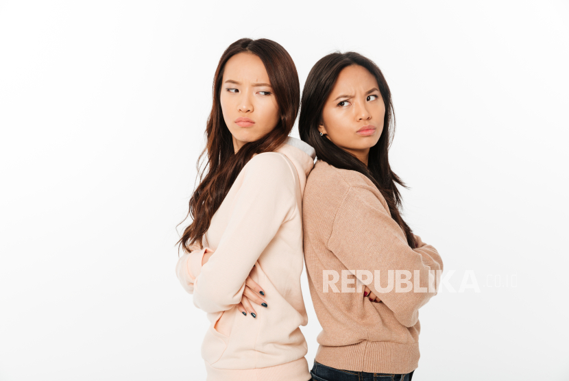 Dua wanita menyembunyikan diri yang sebenarnya saat bertemu, Fenomena ini disebut sebagai masking.