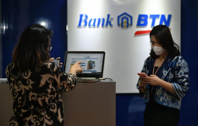 Dua wanita  pengguna Mobile Banking BTN sedang mengakses  fitur  pembayaran untuk menyelesaikan transaksi perbelanjaan di situs e-commerce di Jakarta, Selasa (10/11).