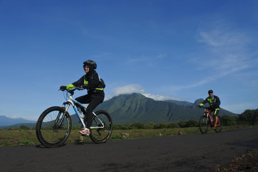 Dua warga bersepeda melintasi Sabana Bekol Taman Nasional Baluran, Situbondo, Jawa Timur (ilustrasi). Salah satu yang sangat berpengaruh terhadap trenwisata di Indonesia adalah kegiatan bersepeda.