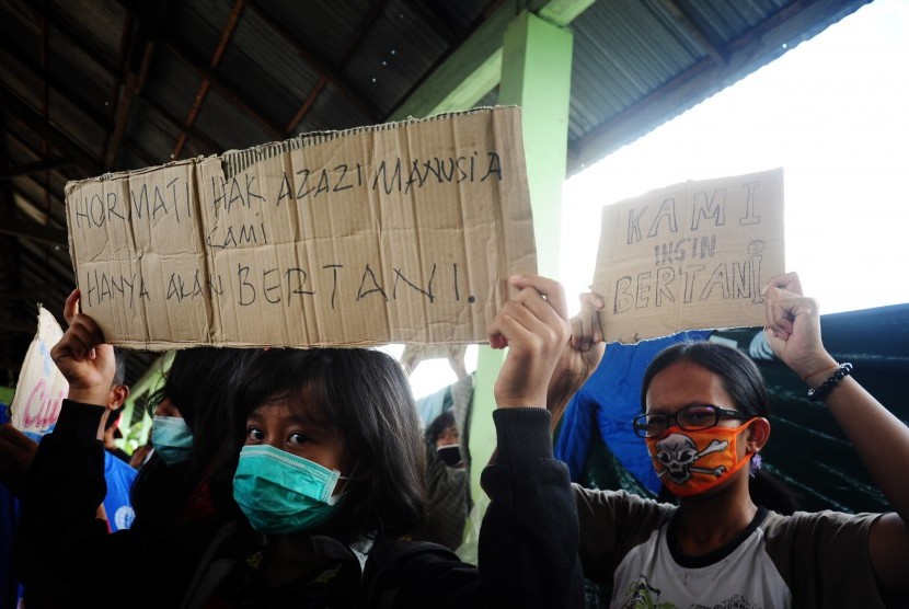 Dua warga eks-Gafatar berunjukrasa menolak dipulangkan saat kunjungan Menteri Sosial ke tempat penampungan di Detasemen Pembekalan dan Angkutan Kodam XII/Tanjung Pura di Pontianak, Kalimantan Barat, Jumat (22/1). 