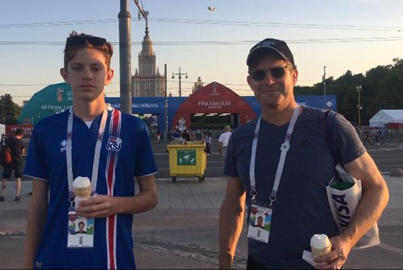 Dua warga Islandia di arena Fan Fest dekat Moscow State University di Moskow, Sabtu (16/6).