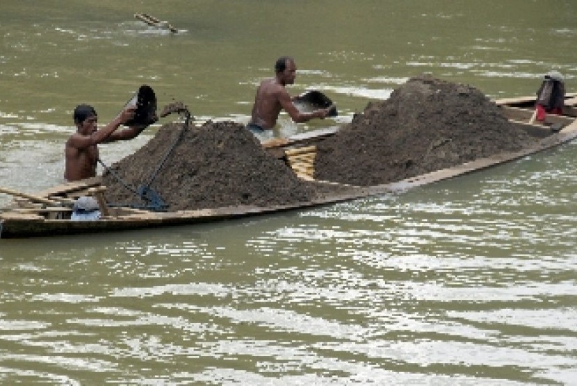  Dua warga Kampung Cikepuh, Cimarga, Lebak mengeruk pasir di Sungai Ciujung pada Kamis (21/3).