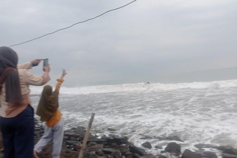 Dua warga melihat perairan selatan Banten dengan ketinggian gelombang empat meter.