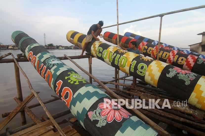 Dua warga melukis di badan meriam karbit untuk festival di Pontianak, Kalimantan Barat (ilustrasi).