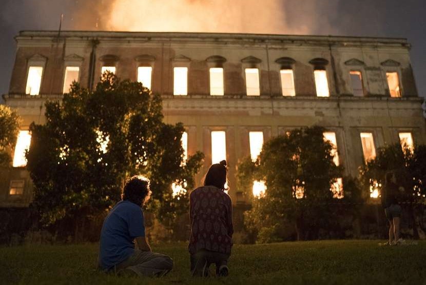 Dua warga menyaksikan kebakaran yang terjadi museum berusia 200 tahun di Rio De Janeiro, Brasil