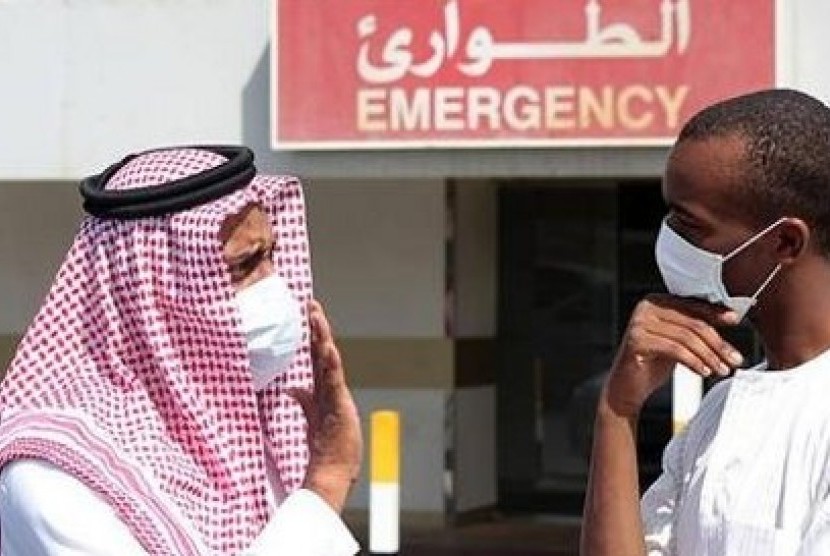 Dua warga negara Arab Saudi mengenakan masker. Penting menggunakan masker di Arab Saudi meski tidak sakit untuk mencegah penularan virus Corona.