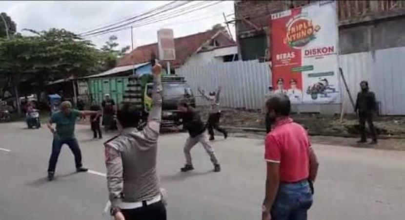 Dua warga terlibat duel di tengah jalan, tepatnya Jalan Ir Juanda, Kota Tasikmalaya, Selasa (16/11). Dua warga itu menggunakan golok dan gergaji saat melakukan duel. 