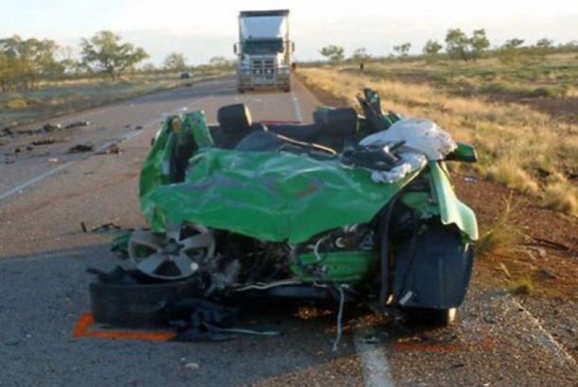  Dua warga tewas dalam kecelakaan di dekat Halls Creek pada tahun 2010, setelah seekor sapi masuk ke jalan raya.