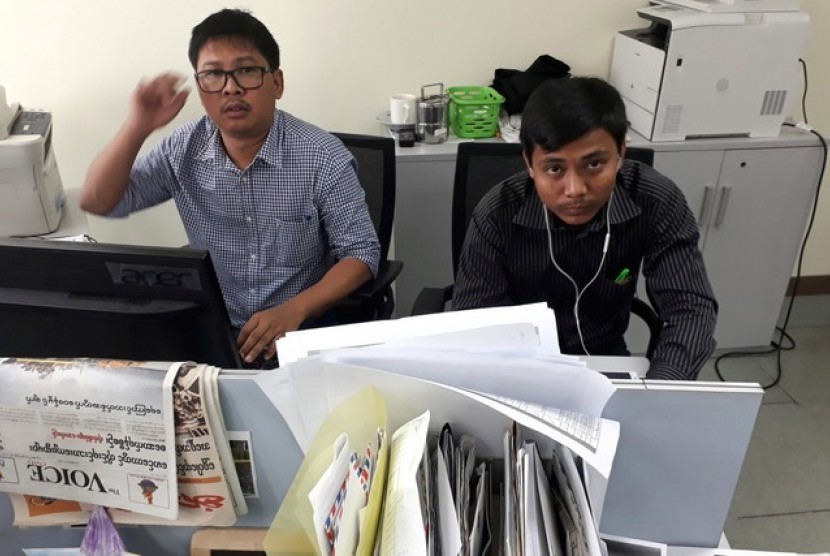 Dua wartawan Reuters yang ditahan di Myanmar Wa Lone (31 tahun) dan Kyaw Soe Oo (27) di pengadilan.