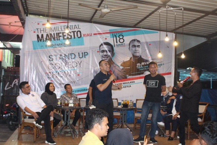 Dua Wasekjen PAN, dr Irvan Herman (kiri) dan Faldo Maldini (tengah) menggelar dialog bersama milenial di Kota Pekanbaru bertajuk Manifesto Milenial, Senin (18/3) malam. 
