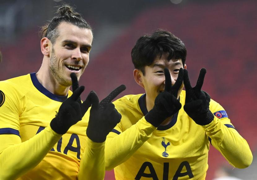 Dua winger Tottenham Hotspur, Son Heung-min (kanan) dan Gareth Bale, merayakan gol ke gawang Wolfsberger pada babak 32 besar Liga Europa.