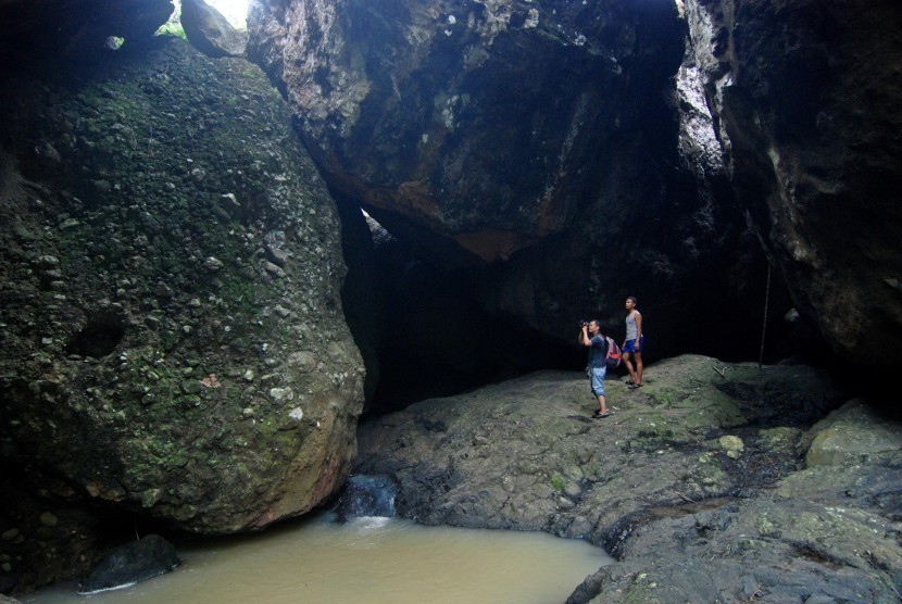 Dua wisatawan mengunjungi Gua Joglo di Bobung, Patuk, Kabupaten Gunung Kidul, DI Yogyakarta, Senin (7/11). Gua yang batu-batuannya diduga berasal dari Gunung Api Purba Nglanggeran tersebut memiliki kedalaman sekitar 30 meter dan memiliki potensi wisata geologi meski belum dikelola.