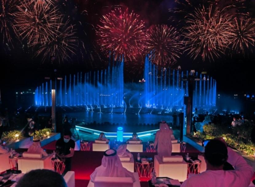 Dubai berhasil memecahkan rekor membangun air mancur terbesar di dunia. Air mancur tersebut diberi nama The Palm Fountain.