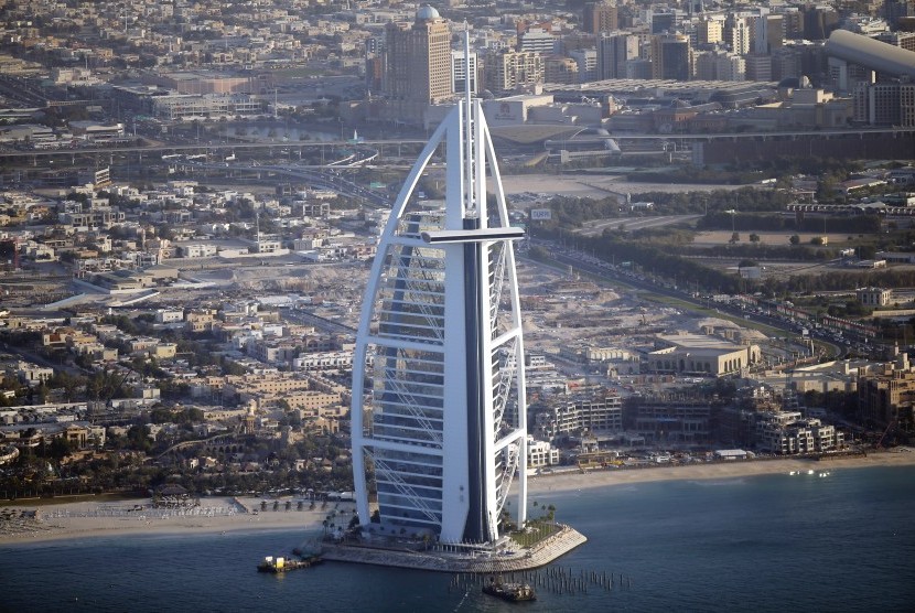 Dubai memiliki sejumlah hotel mewah untuk menjamu wisatawan berkantung tebal dari berbagai penjuru dunia.