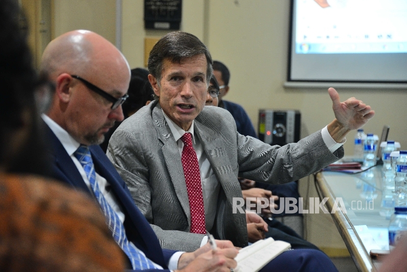 Dubes Amerika Serikat untuk Indonesia Robert O Blake Jr. berbicara saat mengunjungi Kantor Redaksi Republika di Jakarta. 