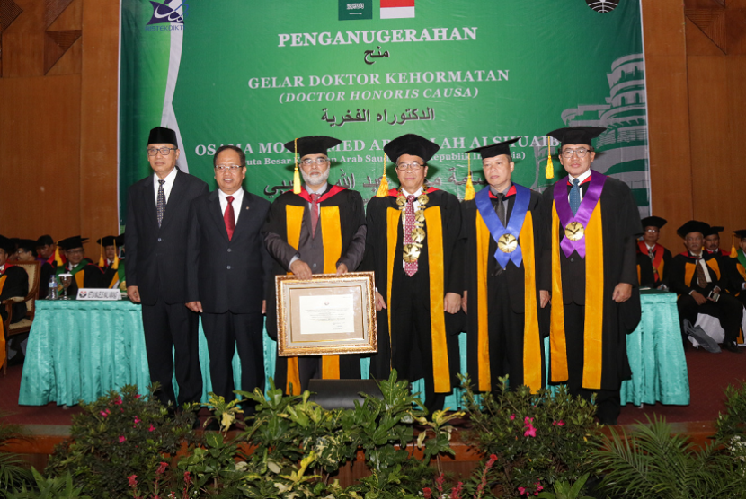 Dubes Arab Saudi, Osama Mohammed Abdullah Alshuaibi menerima gelar Doktor Honoris Causa dari UPI 