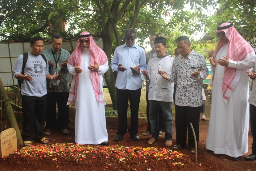 Dubes Arab Saudi  Syekh Usamah bin Muhammad al Shu’aibi berziarah ke makam almarhum Damanhuri Zuhri di Parung, Bogor, Sabtu (21/1/2017). 
