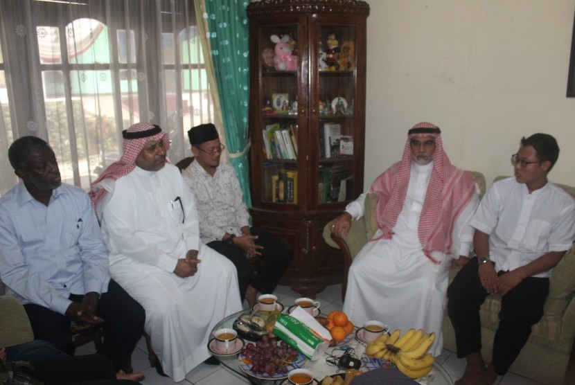  Dubes Arab Saudi untuk Indonesia Syekh Usamah Bin Muhammad al Shu’aibi (kedua dari kanan) saat berkunjung ke rumah alm Damahuri Zuhri di Parung, Bogor, Jawa Barat, Sabtu (21/1/2017). 