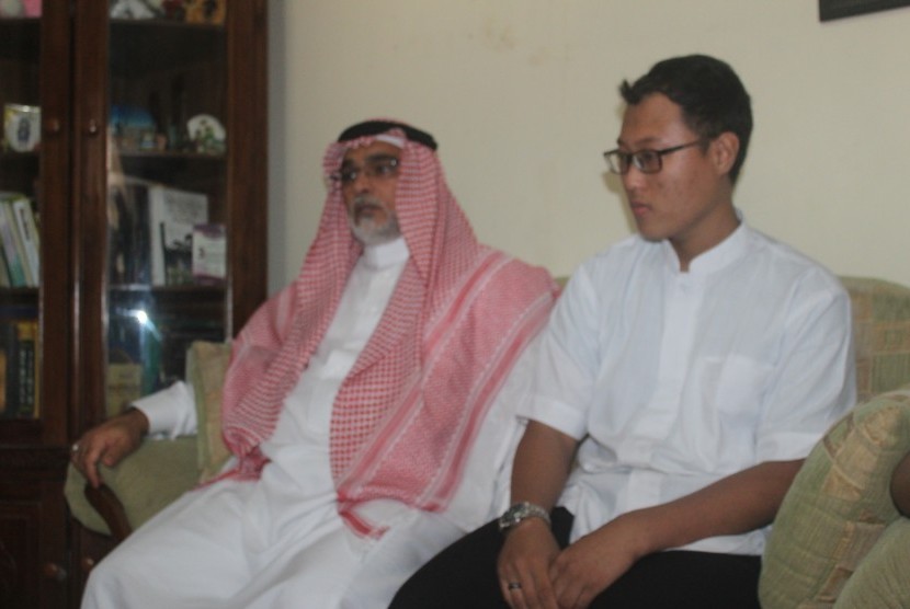 Dubes Arab Saudi untuk Indonesia Syekh Usamah Bin Muhammad al Shu’aibi  (kiri) dan putra almarhum Damanhuri Zuhri, Faiz Madani yang juga seorang hafizh Alquran 30 juz.  