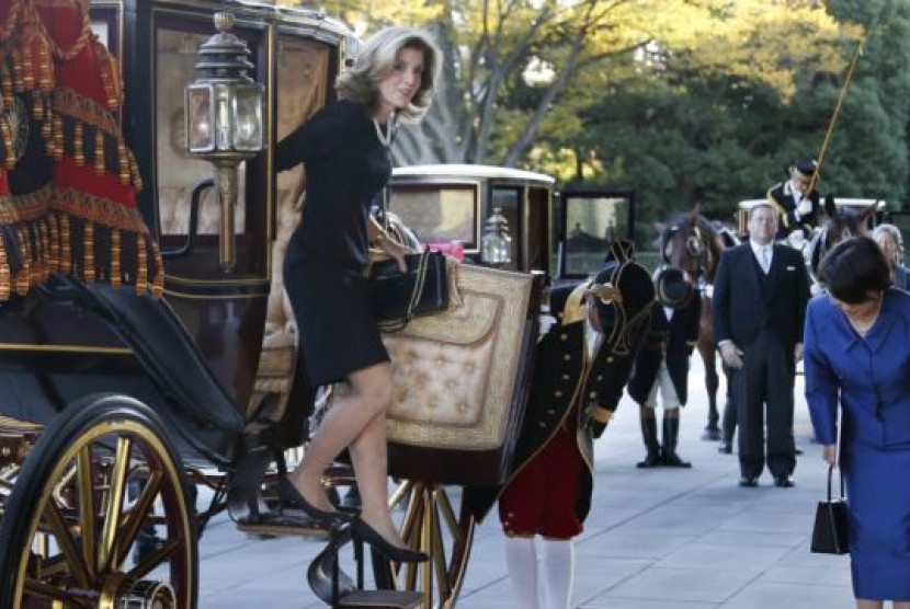 Dubes AS Caroline Kennedy keluar dari kereta untuk bertemu Kaisar Akihito di istana Kaisar di Tokyo