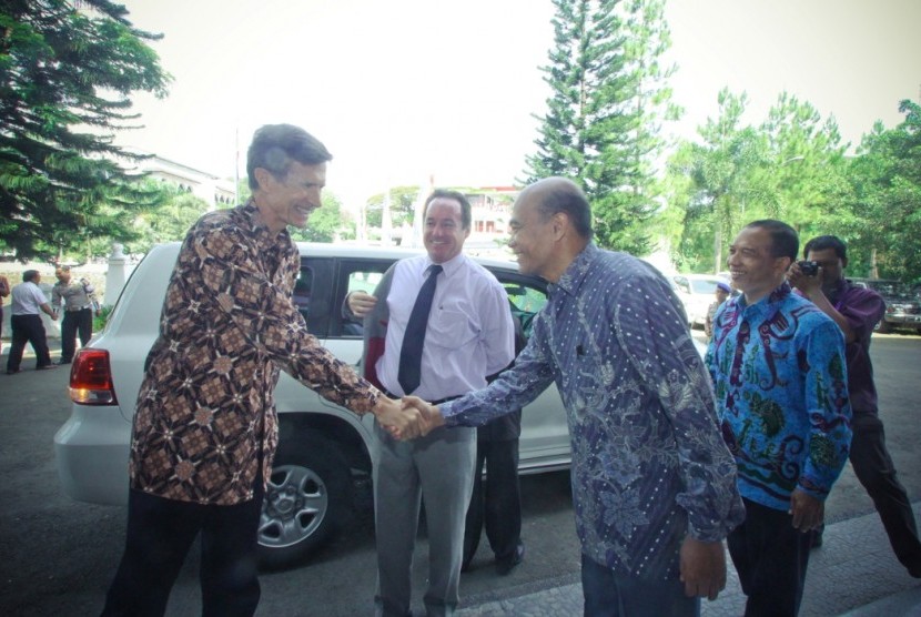 Dubes AS untuk Indonesia Robert O Blake Jr bersalaman dengan Rektor UMM Muhadjir Effendy.