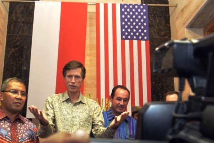 Dubes AS untuk Indonesia Robert O Blake (tengah)