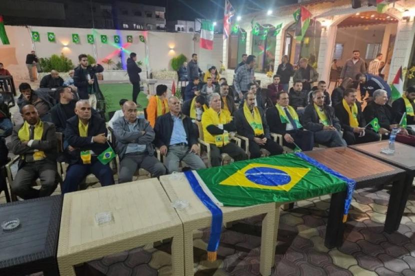 Dubes Brasil untuk Palestina, Francisco Mauro Holland, mengunjungi Jalur Gaza dan bertemu warga. Masyarakat Palestina di Jalur Gaza menyambut hangat kedatangannya beserta rombongan.   