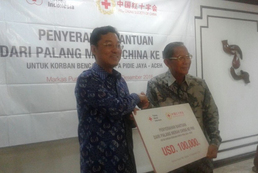 Dubes Cina Xie Feng menyerahkan bantuan untuk gempa Aceh,  Selasa (13/13). 