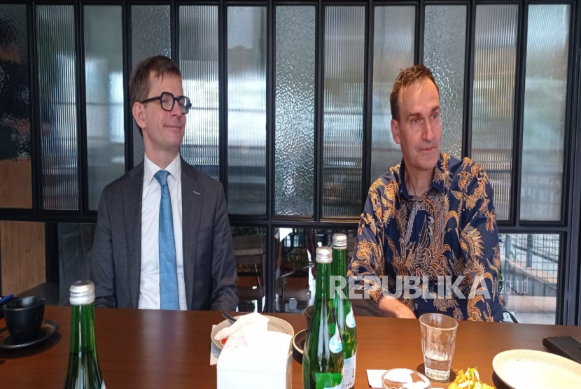 Dubes Finlandia untuk Indonesia Pekka Kaihilahti (kanan) dan Wakil Tetap Duta Besar Finlandia untuk PBB Louri Voioumaa (kiri) saat memberikan keterangan ke wartawan di Jakarta, Kamis (6/2/2025) 