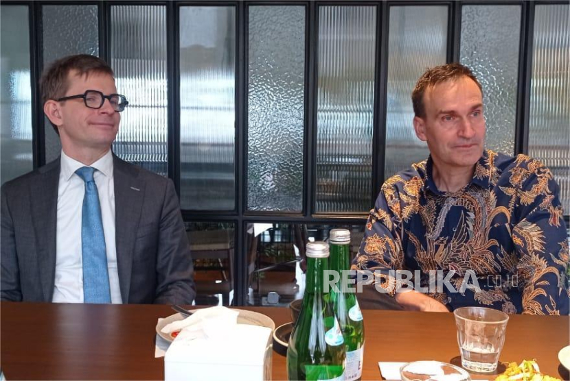 Dubes Finlandia untuk Indonesia Pekka Kaihilahti (kanan) dan Wakil Tetap Duta Besar Finlandia untuk PBB Louri Voioumaa (kiri) saat memberikan keterangan ke wartawan di Jakarta, Kamis (6/2/2025)