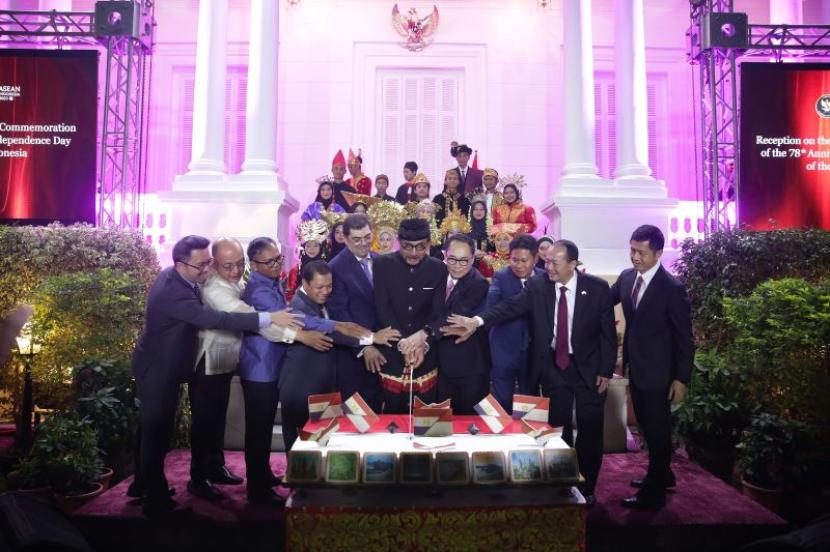 Dubes Indonesia untuk Mesir Lutfi Rauf dan para tamu undangan memotong kue bersama dalam acara Resepsi Diplomatik yang diadakan oleh KBRI Kairo di Mesir, Senin (2/10/2023). 