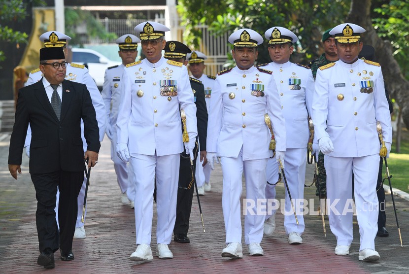Mantan Kapushidrosal Laksda TNI Harjo Susmoro (kedua kiri)