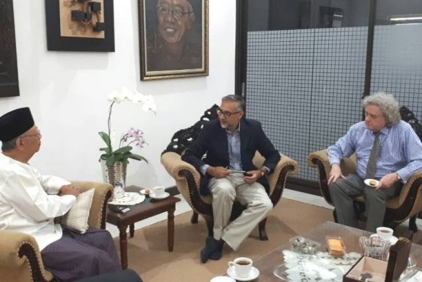 Dubes Inggris untuk Indonesia, Moazzam Malik (tengah) berdialog dengan Gus Solah
