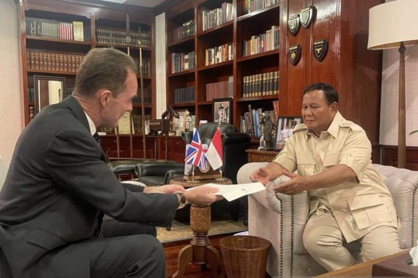Dubes Inggris untuk RI, Dominic Jermey bertemu capres pemenang Prabowo Subianto di rumah dinas menteri pertahanan di Widya Chandra, Jakarta Selatan, Jumat (16/2/2024). 