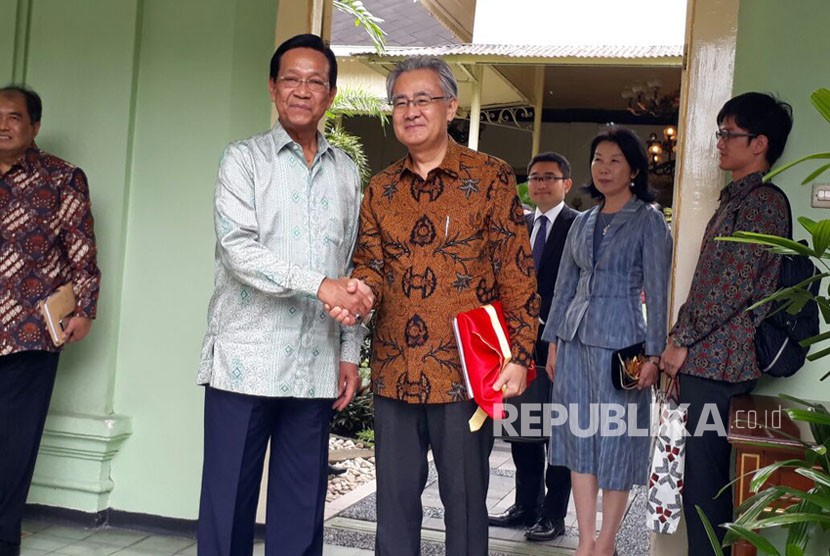Dubes Jepang untuk Indonesia Masafumi Ishii bersama  isteri bertemu dengan Gubernur DIY Sri Sultan Hamengku Buwono X di Gedhong Wilis Kepatihan Yogyakarta, Senin (20/11).
