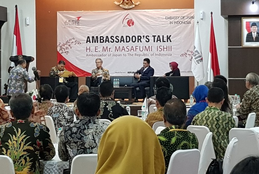 Dubes Jepang untuk Indonesia Masafumi Ishii menyampaikan materi pada diskusi Ambassador's Talk yang digelar IABIE di Jakarta, Sabtu (13/1).