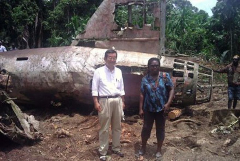 Dubes Jepang untuk Papua Nugini Hiroharu Iwasaki di lokasi jatuhnya pesawat Yamamoto.
