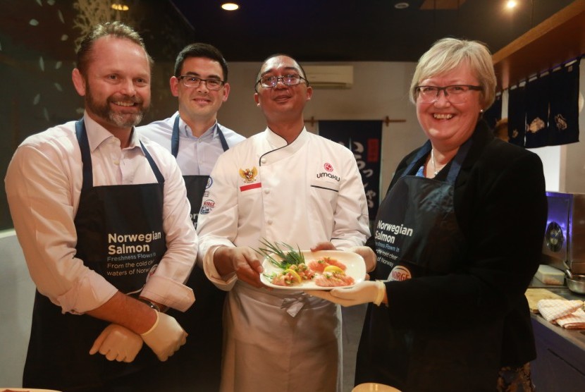 Dubes Norwegia untuk Indonesia, Stig Traavik (paling kiri), bersama Chef Slamet Basuki (tengah), dan Menteri Perikanan Norwegia, Elisabeth Asparker (kanan), di Umaku Sushi Resto, (22/11). Slamet akan mengikuti Global Sushi Challenge di Tokyo, (25/11).