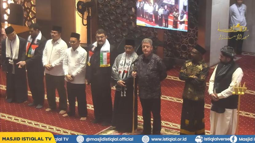 Dubes Palestina dan Imam Besar Masjid Istiqlal berfoto setelah melaksanakan sholat ghaib untuk Ismail Haniyeh.