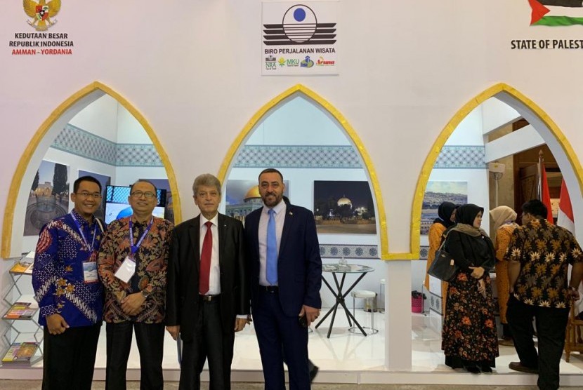 Dubes Palestina untuk Indonesia dan pejabat kementerian pariwisata Palestina mengunjungi booth NRA Group di Astindo Travel Fair yang digelar di Jakarta Convention Center (JJC), Jakarta, 22-24 Februari 2019.