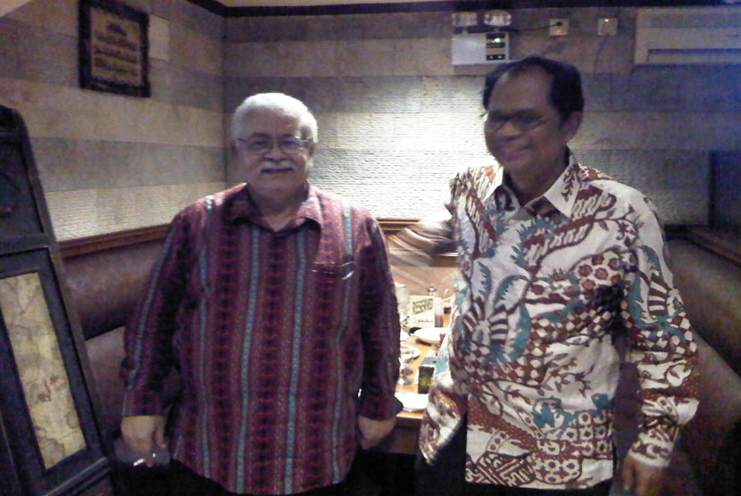 Dubes Palestina untuk Indonesia, Fariz N Mehdawi (kiri) bersama Wartawan Senior/Pendiri Dompet Dhuafa, Parni Hadi saat bertemu di Jakarta, Kamis (19/12).