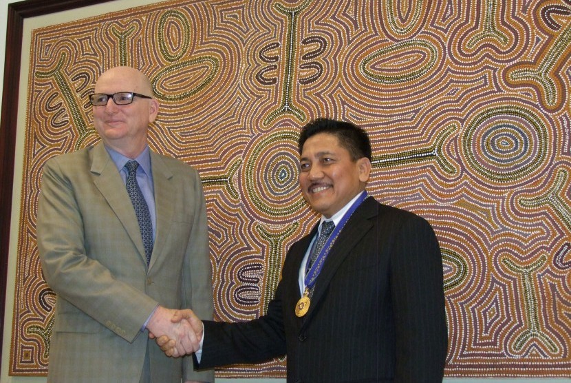 Dubes Paul Grigson (kiri) dan mantan KSAL Marsetio (kiri) dalam acara penganugerahan 'Order of Australia' di Jakarta (26/10). 